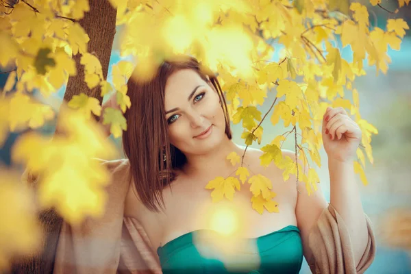 Woman posing near yellow trees — Stock Photo, Image