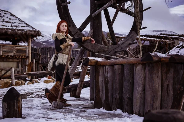 Viking woman with hammer — Stock Photo, Image