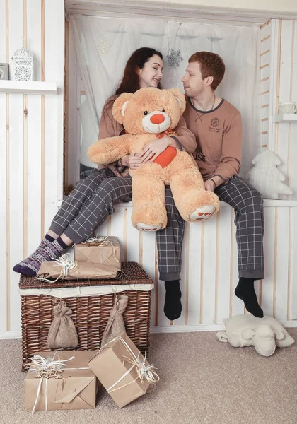 Casal amoroso de pijama — Fotografia de Stock