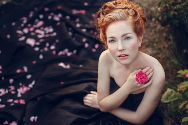 Mädchen posiert in der Nähe von rosa Rosen — Stockfoto