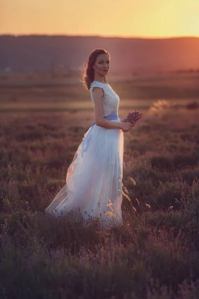 Bruid in Lavendel veld — Stockfoto