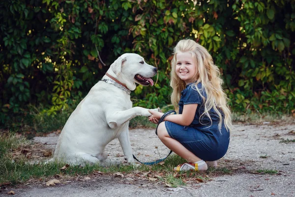 Fille jouer avec son chien — Photo