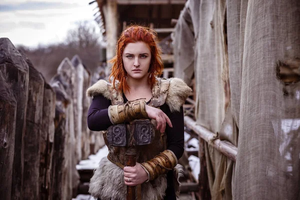 Viking woman with hammer — Stock Photo, Image