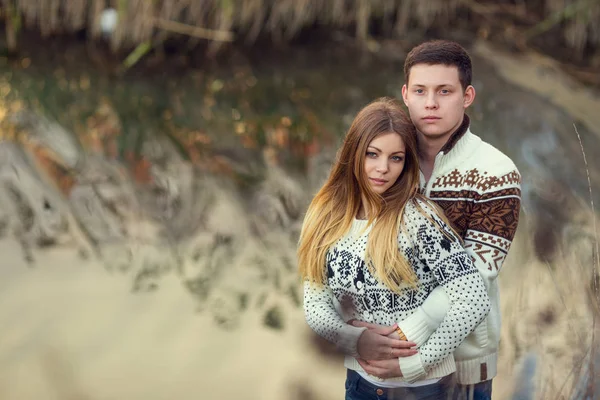 Pareja abrazándose cerca del lago — Foto de Stock