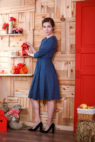 Nő pózol kék ruhában — Stock Fotó