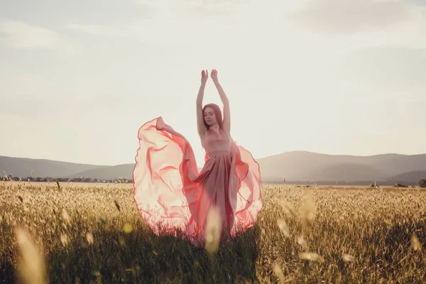 Femme marchant sur le champ de blé — Photo