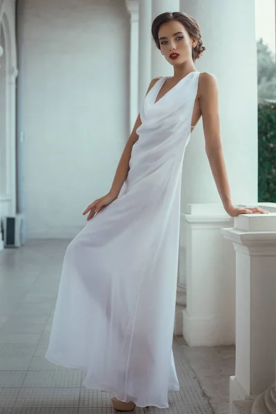 Mujer posando en vestido largo — Foto de Stock