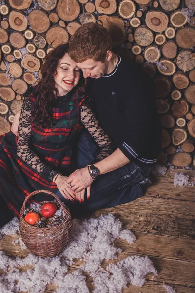 Casal segurando cesta com maçãs — Fotografia de Stock