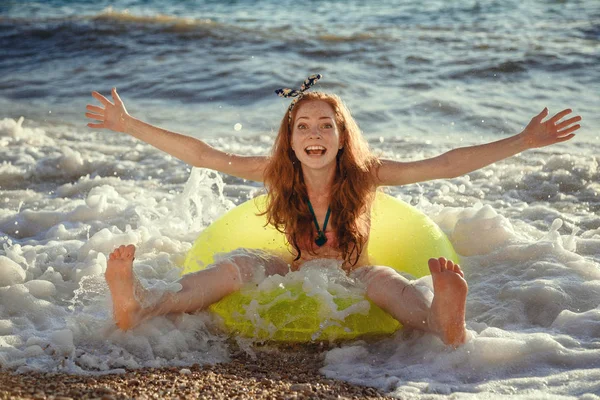 Frau hat Spaß am Strand bei Sonnenuntergang — Stockfoto