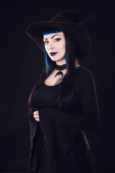 Mujer en sombrero de brujas y traje —  Fotos de Stock