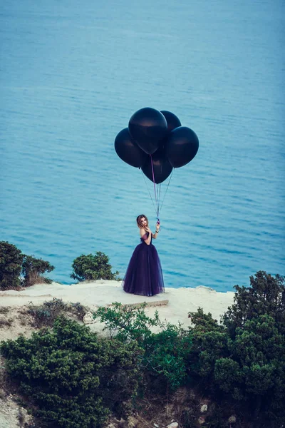 風船を持って闇のドレスを着た女性 — ストック写真