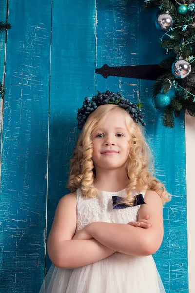 Uśmiechający się mały dziewczyna w sukience — Zdjęcie stockowe