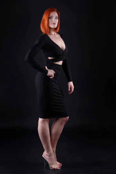 Senhora em vestido preto elegante — Fotografia de Stock