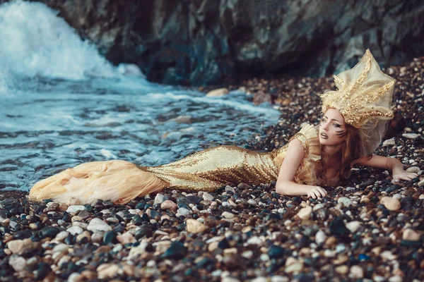 Sjöjungfru med liggande på stranden i havet — Stockfoto