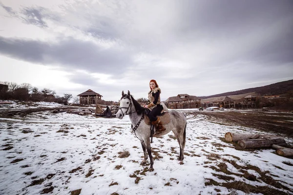 Femme viking avec cheval gris — Photo