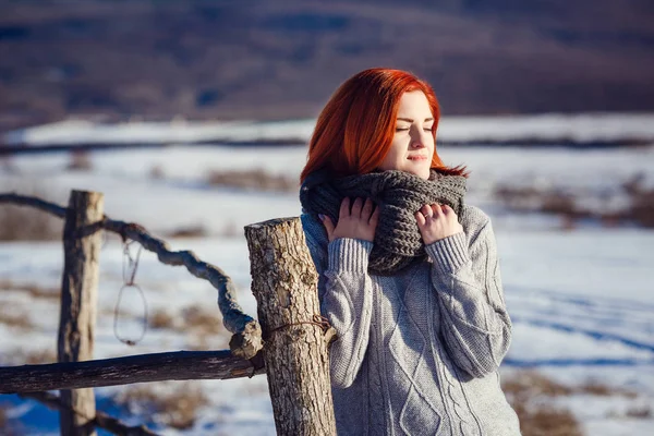 Mujer en suéter gris de punto — Foto de Stock