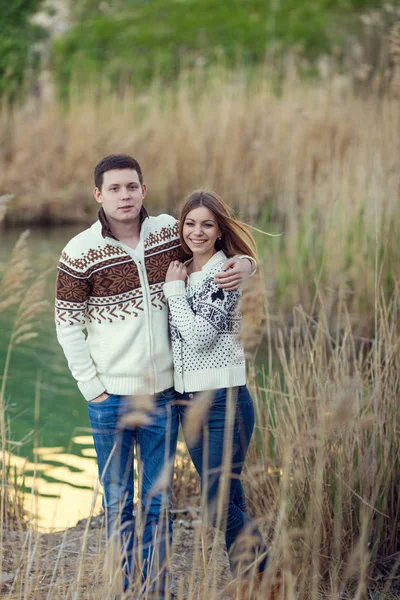커플 사랑 스웨터 포즈에 — 스톡 사진