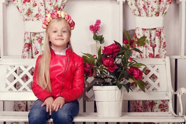 Little girl with floral wreath — Stock Photo, Image