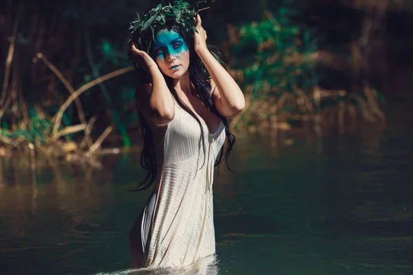 Mulher com grinalda na água — Fotografia de Stock