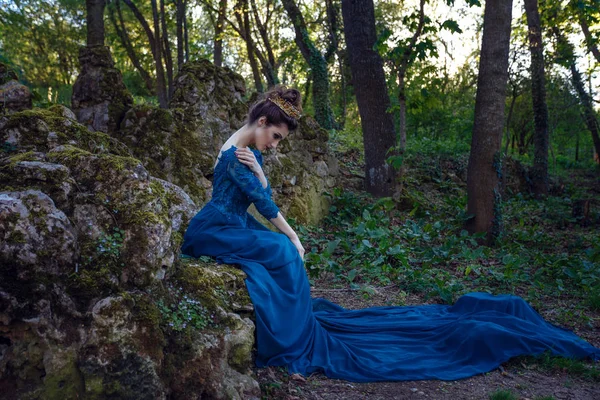 Menina em vestido azul longo — Fotografia de Stock