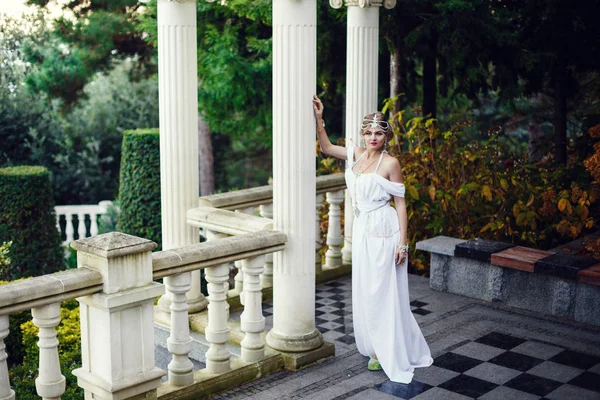 Modell som bär en elegant klänning — Stockfoto