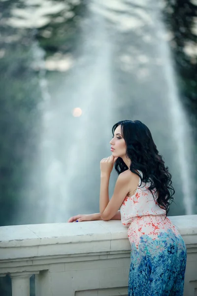 Jovem muito na moda menina posando no parque — Fotografia de Stock