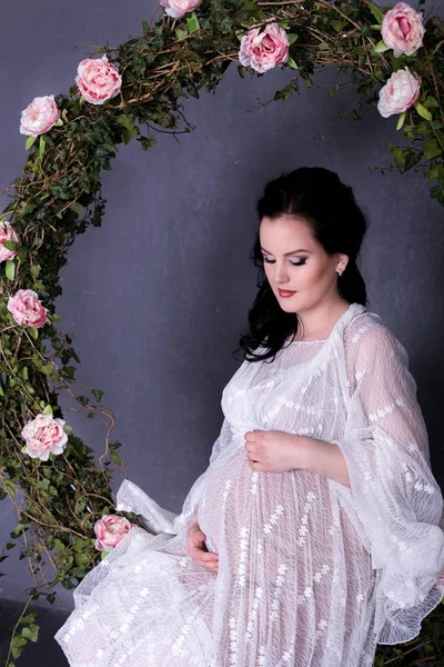 Pregnant woman with wreath — Stock Photo, Image