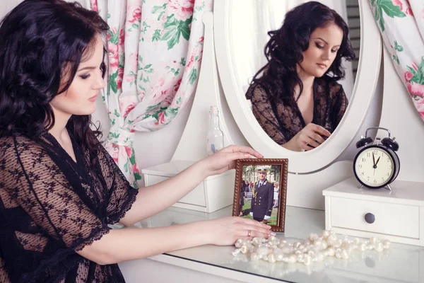 Pregnant woman standing near mirror — Stock Photo, Image