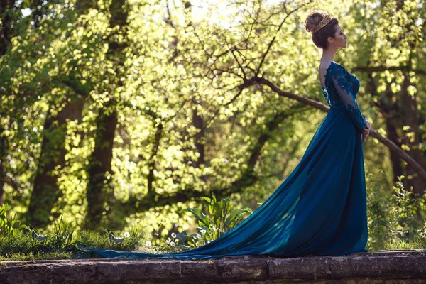 Menina em vestido azul longo — Fotografia de Stock