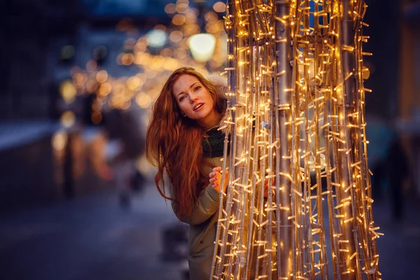 Рыжеволосая девушка в ночном свете — стоковое фото