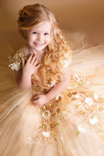 Маленька дівчинка з кучерявим золотим волоссям — стокове фото
