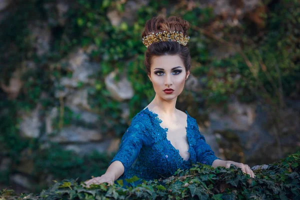 Woman in luxury dress and crown — Stock Photo, Image