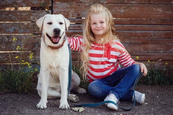 Fille étreignant son chien — Photo