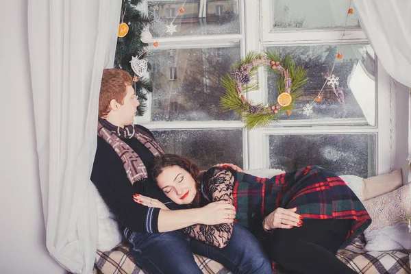 Christmas par i trähus — Stockfoto