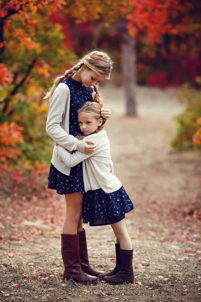 Hermanas abrazándose en el parque — Foto de Stock