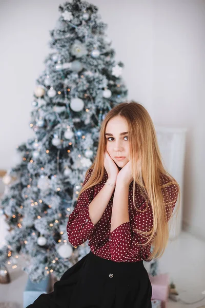 Menina posando no quarto decorado feriado — Fotografia de Stock