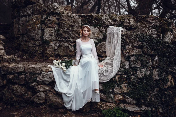 Mujer rubia en vestido blanco largo — Foto de Stock