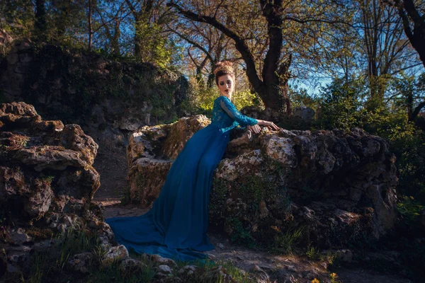 Frau im blauen Kleid mit Krone — Stockfoto