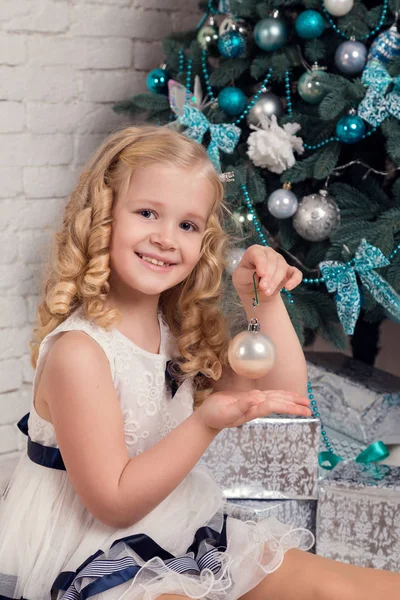 Μικρό κορίτσι κοντά στο χριστουγεννιάτικο δέντρο — Φωτογραφία Αρχείου