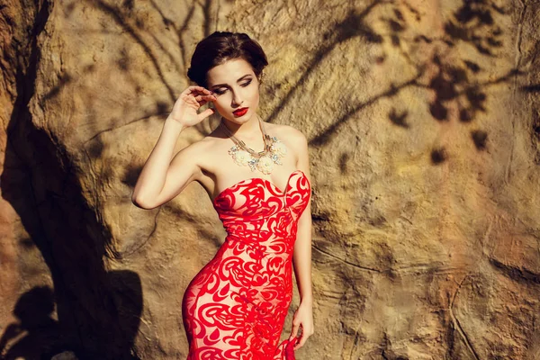 Брюнетка в красном платье — стоковое фото
