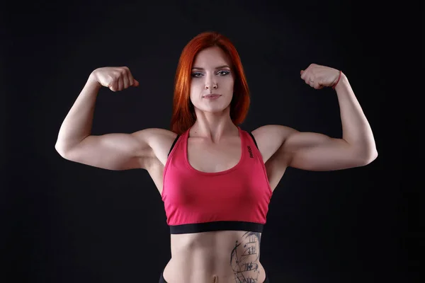 Mujer joven mostrando sus músculos — Foto de Stock