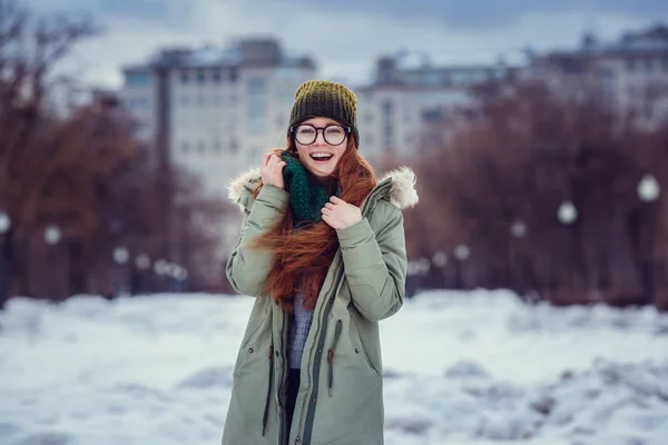 Chica de abrigo y sombrero con bufanda — Foto de Stock