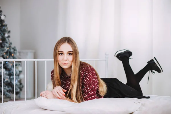 Дівчина лежить на білому ліжку — стокове фото