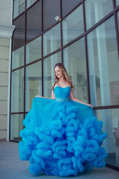 Meisje poseren in blauwe jurk — Stockfoto