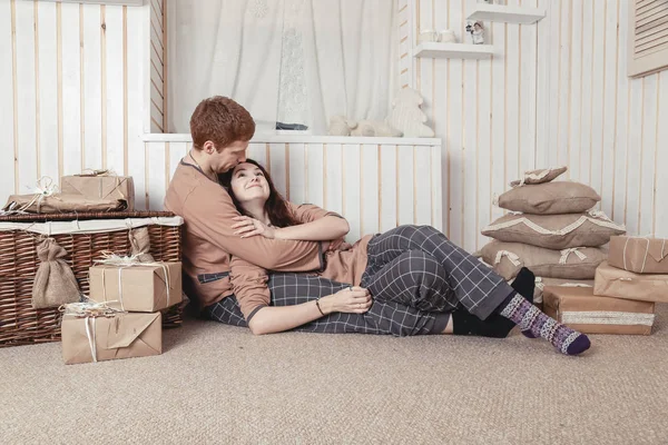 Casal abraçando sentado no chão — Fotografia de Stock