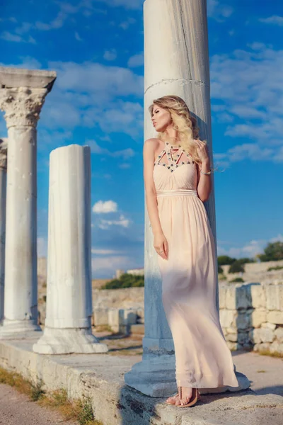 pembe elbiseli kıvırcık sarışın kadın