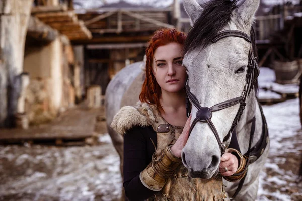 Femme viking avec cheval gris — Photo