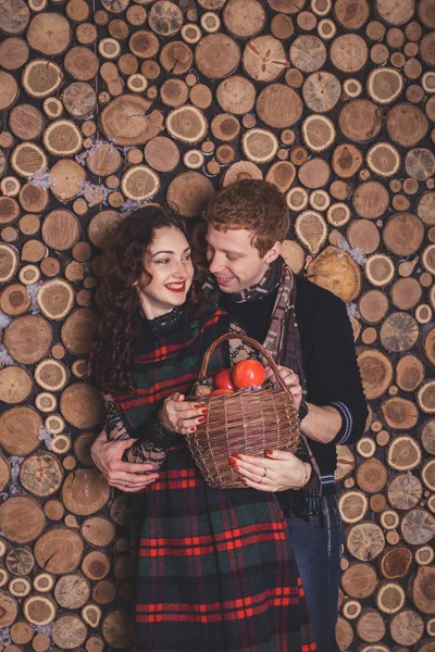 Par innehav korg med äpplen — Stockfoto