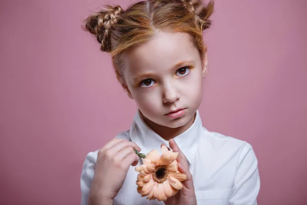 Malá dívka s květinou — Stock fotografie