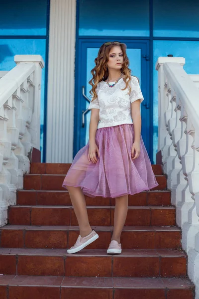 Jong meisje in jurk — Stockfoto
